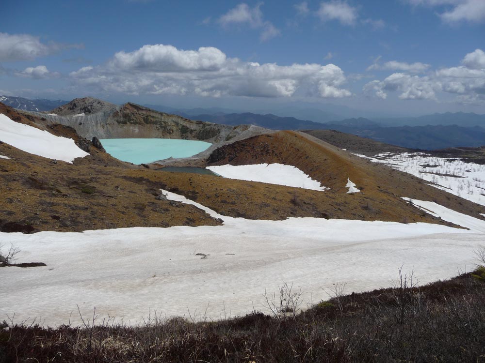 草津白根山　湯釜と周辺の火口