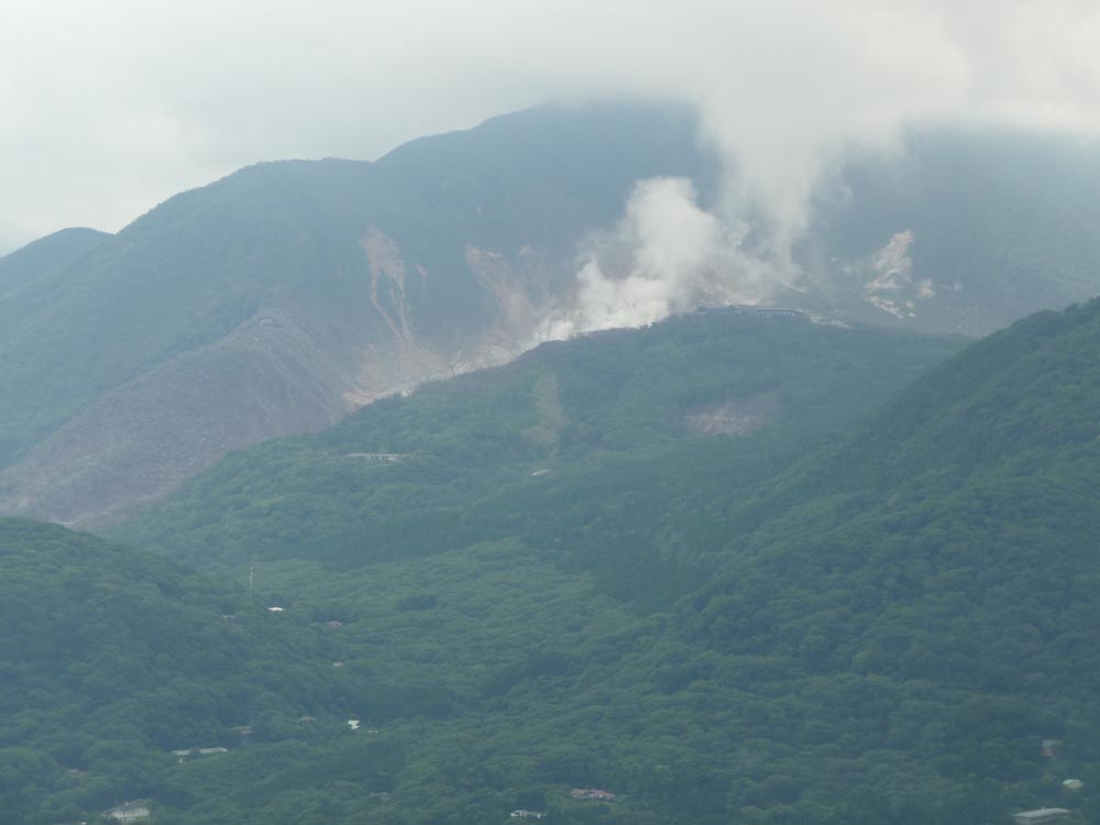 箱根金時山から見た大涌谷の噴煙